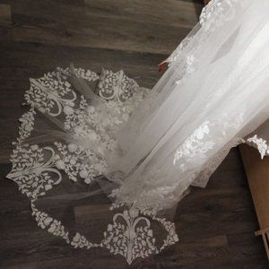 Gorgeous Bridal Lace Veil Floor/Cathedral Length